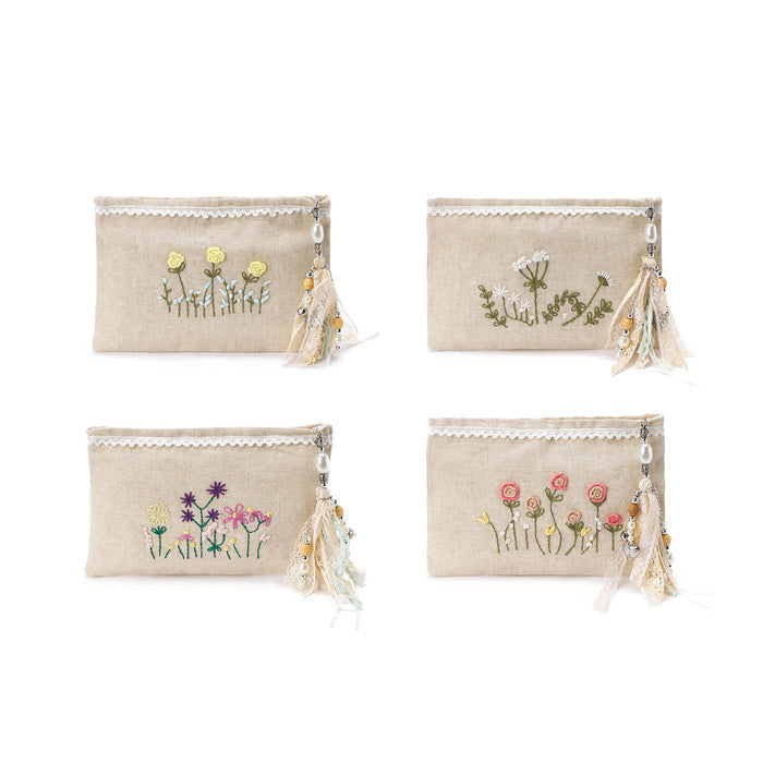 Nuvole di stoffa- astuccio o pochette ricamata